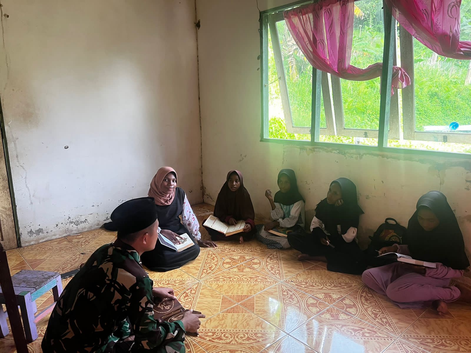Satgas Yonif 407/PK Ikut Mengajar TPQ Warmasi Diwilayah Pos Penugasan