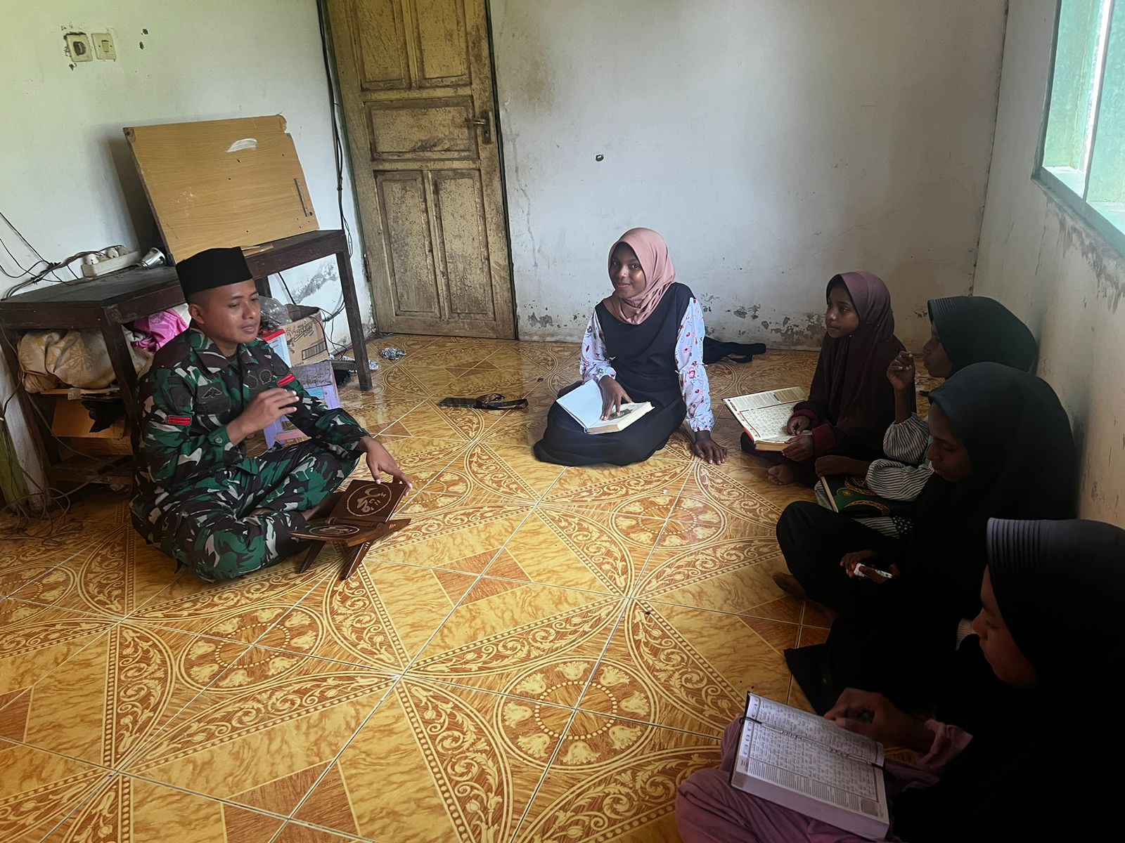 Satgas Yonif 407/PK  Ikut Mengajar  TPQ Warmasi Diwilayah Pos Penugasan
