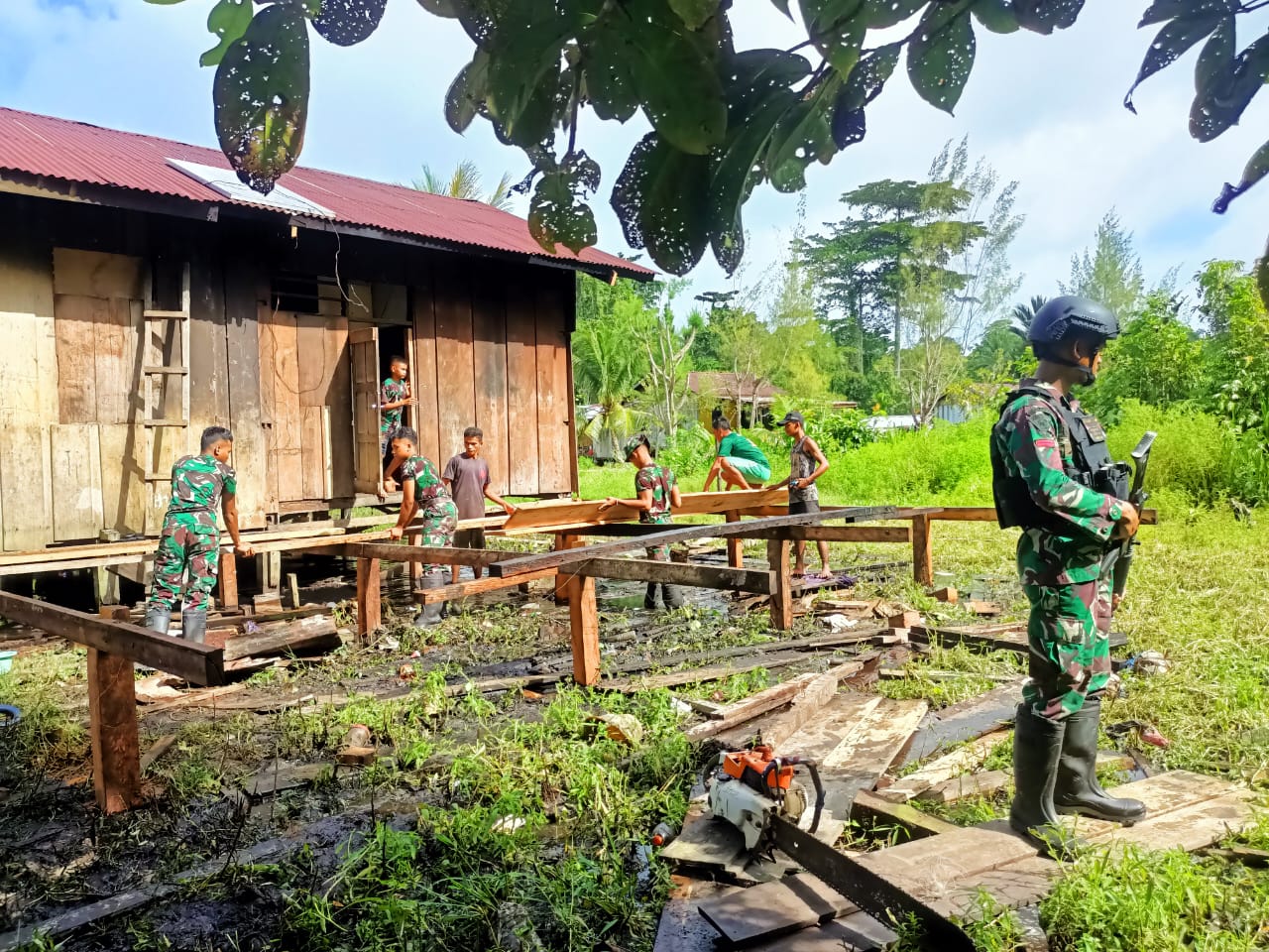 Satgas Yonif 407/ PK Laksanakan Giat Komsos Dan Karya Bakti Di Wilayah Pos Penugasan