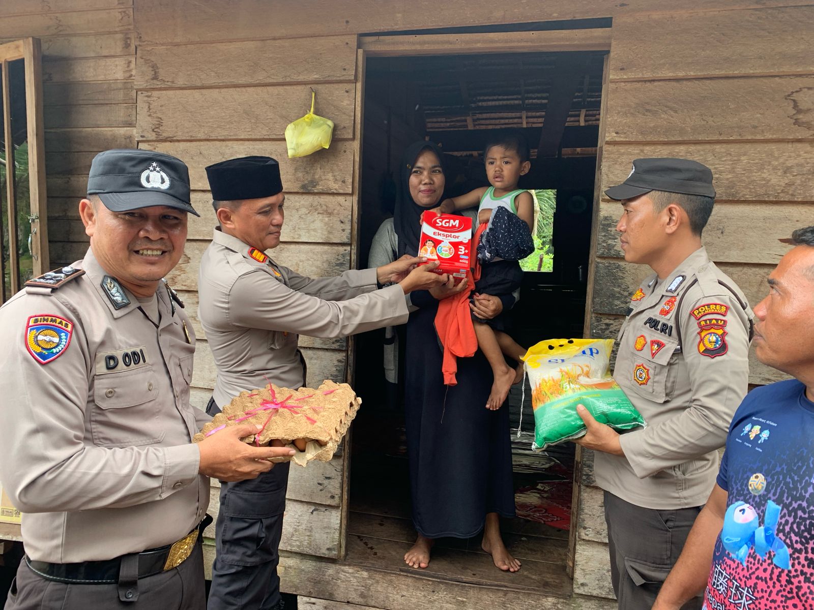 Polsek Merbau dan Puskesmas Teluk Belitung Berikan Bantuan untuk Anak Stunting