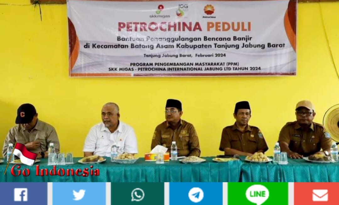 Bupati Tanjabbar Terima dan Salurkan Bantuan Bencana dari PetroChina