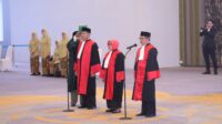 KETUA MA : INTEGRITAS ADALAH ASET PALING VITAL DALAM DUNIA PERADILAN JAKARTA, Selasa,13/02/2024. -Mahkamah Agung Sebagai nahkoda yang bakal mengomandoi institusi peradilan, Saya ingin menegaskan kembali kepada Bapak dan Ibu sekalian, tentang pentingnya menjaga integritas dalam menjalankan tugas. Pesan ini selalu Saya ulang-ulang di berbagai kesempatan. Sebab, integritas adalah aset paling vital dalam dunia peradilan, di sinilah letak kunci kewibawaan dan kemandirian kita dalam korps peradilan. Hal ini disampaikan Ketua Mahkamah Agung Prof. Dr. H. M. Syarifuddin, S.H., M.H dalam acara pelantikan dan pengucapan Sumpah Ketua Pengadilan Tinggi Tanjung Karang, Ketua Pengadilan Tinggi Nusa Tenggara Barat dan Ketua Pengadilan Tinggi Papua Barat, pada hari Senin, 12 Febuari 2024, bertempat digedung Kusumaatmadja Lantai 14, Gedung Mahkamah Agung. Hadir dalam acara pelantikan ini: -Wakil Ketua Mahkamah Agung Yudisial, -Para Ketua Kamar Mahkamah Agung, -Pejabat Eselon l di lingkungan Mahkamah Agung, -Ketua Umum Dharmayukti Karini Mahkamah Agung, -Serta para undangan lainnya. Menurutnya, bahwa integritas bukan hanya menjadi aspek kunci dalam membangun reputasi pribadi, tetapi juga merupakan fondasi utama yang memastikan kepercayaan masyarakat terhadap institusi peradilan. Ketika Bapak dan Ibu menjalankan tanggung jawab dengan moralitas yang tinggi, reputasi Bapak dan Ibu sebagai hakim dan pimpinan peradilan akan tumbuh secara positif. Kepercayaan dan penghargaan dari rekan kerja, bawahan, dan masyarakat sekitar, sering kali bersumber dari konsistensi menjaga prinsip-prinsip integritas. Pada gilirannya, reputasi pribadi inilah yang akan membawa dampak positif dalam berbagai aspek kehidupan. Lebih lanjut, Ketua Mahkamah Agung mengatakan Di samping integritas, pesan lain yang ingin Saya sampaikan, adalah: agar Bapak dan Ibu selalu meningkatkan profesionalitas dalam bekerja, dan turut menumbuhkan profesionalitas tersebut pada diri aparatur yang Bapak Ibu pimpin. Profesionalitas yang tinggi adalah jaminan bagi penegakan hukum yang baik. Sebagai pimpinan Pengadilan Tingkat Banding, yang akan menjadi kawal depan (voorpost) Mahkamah Agung di daerah, nilai profesionalitas mutlak semakin dibutuhkan. Sebab, di pundak Bapak terpikul amanah untuk melakukan pembinaan dan pengawasan, baik di satuan kerja yang Bapak pimpin, maupun di peradilan tingkat pertama yang ada di bawahnya. Adapun Ketua Pengadilan Tinggi yang dilantik, antara lain: 1.Ketua Pengadilan Tinggi Tanjung Karang : Asnahwati, S.H., M.H 2.Ketua Pengadilan Tinggi Nusa Tenggara Barat : Dr. Hery .Supriyono, S.H., M.Hum 3.Ketua Pengadilan Tinggi Papua Barat : Dr. Budi Santoso, S.H., M.H “Peningkatan profesionalitas merupakan upaya yang harus dilakukan secara berkelanjutan, selain juga melibatkan kolaborasi yang erat di antara kita semua. Bill Gates pernah mengatakan, “bahwa profesionalisme bukan hanya tentang seberapa baik kita melakukan pekerjaan, tetapi sejauh mana kita mampu membawa dampak positif kepada orang lain dan lingkungan sekitar.” Untuk itu Saya mengajak, mari budayakan sharing pengetahuan, pengalaman, dan ide-ide inovatif, adakan diskusi berkala di masing-masing satuan Pengadilan Tingkat Banding yang Bapak Ibu pimpin, dengan dikoordinasi oleh Wakil Ketua Pengadilan Tingkat Banding setempat”, ujar Mantan Ketua Pengadilan Bandung. Diakhir sambutannya, Ketua MA mengajak kita bersama untuk, untuk selalu menyadari bahwa hakikat jabatan ini sesungguhnya adalah amanah dan tanggung jawab. Semakin besar jabatan yang diemban, semakin besar pertanggungjawaban yang menanti. Oleh karena itu, saya berharap, agar kita semua meningkatkan kesadaran akan tanggung jawab ini di dalam batin kita, sehingga anugerah jabatan ini benar-benar dapat kita optimalkan sebagai ladang pengabdian kepada masyarakat, bangsa dan negara.(*) Selasa,12/02/2024 Sumber: Humas MA