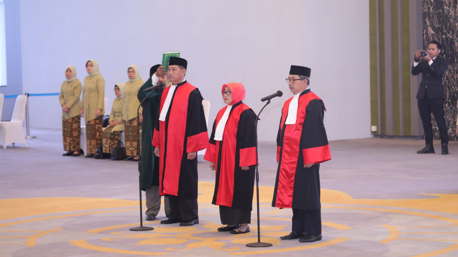 KETUA MA : INTEGRITAS ADALAH ASET PALING VITAL DALAM DUNIA PERADILAN JAKARTA, Selasa,13/02/2024. -Mahkamah Agung Sebagai nahkoda yang bakal mengomandoi institusi peradilan, Saya ingin menegaskan kembali kepada Bapak dan Ibu sekalian, tentang pentingnya menjaga integritas dalam menjalankan tugas. Pesan ini selalu Saya ulang-ulang di berbagai kesempatan. Sebab, integritas adalah aset paling vital dalam dunia peradilan, di sinilah letak kunci kewibawaan dan kemandirian kita dalam korps peradilan. Hal ini disampaikan Ketua Mahkamah Agung Prof. Dr. H. M. Syarifuddin, S.H., M.H dalam acara pelantikan dan pengucapan Sumpah Ketua Pengadilan Tinggi Tanjung Karang, Ketua Pengadilan Tinggi Nusa Tenggara Barat dan Ketua Pengadilan Tinggi Papua Barat, pada hari Senin, 12 Febuari 2024, bertempat digedung Kusumaatmadja Lantai 14, Gedung Mahkamah Agung. Hadir dalam acara pelantikan ini: -Wakil Ketua Mahkamah Agung Yudisial, -Para Ketua Kamar Mahkamah Agung, -Pejabat Eselon l di lingkungan Mahkamah Agung, -Ketua Umum Dharmayukti Karini Mahkamah Agung, -Serta para undangan lainnya. Menurutnya, bahwa integritas bukan hanya menjadi aspek kunci dalam membangun reputasi pribadi, tetapi juga merupakan fondasi utama yang memastikan kepercayaan masyarakat terhadap institusi peradilan. Ketika Bapak dan Ibu menjalankan tanggung jawab dengan moralitas yang tinggi, reputasi Bapak dan Ibu sebagai hakim dan pimpinan peradilan akan tumbuh secara positif. Kepercayaan dan penghargaan dari rekan kerja, bawahan, dan masyarakat sekitar, sering kali bersumber dari konsistensi menjaga prinsip-prinsip integritas. Pada gilirannya, reputasi pribadi inilah yang akan membawa dampak positif dalam berbagai aspek kehidupan. Lebih lanjut, Ketua Mahkamah Agung mengatakan Di samping integritas, pesan lain yang ingin Saya sampaikan, adalah: agar Bapak dan Ibu selalu meningkatkan profesionalitas dalam bekerja, dan turut menumbuhkan profesionalitas tersebut pada diri aparatur yang Bapak Ibu pimpin. Profesionalitas yang tinggi adalah jaminan bagi penegakan hukum yang baik. Sebagai pimpinan Pengadilan Tingkat Banding, yang akan menjadi kawal depan (voorpost) Mahkamah Agung di daerah, nilai profesionalitas mutlak semakin dibutuhkan. Sebab, di pundak Bapak terpikul amanah untuk melakukan pembinaan dan pengawasan, baik di satuan kerja yang Bapak pimpin, maupun di peradilan tingkat pertama yang ada di bawahnya. Adapun Ketua Pengadilan Tinggi yang dilantik, antara lain: 1.Ketua Pengadilan Tinggi Tanjung Karang : Asnahwati, S.H., M.H 2.Ketua Pengadilan Tinggi Nusa Tenggara Barat : Dr. Hery .Supriyono, S.H., M.Hum 3.Ketua Pengadilan Tinggi Papua Barat : Dr. Budi Santoso, S.H., M.H “Peningkatan profesionalitas merupakan upaya yang harus dilakukan secara berkelanjutan, selain juga melibatkan kolaborasi yang erat di antara kita semua. Bill Gates pernah mengatakan, “bahwa profesionalisme bukan hanya tentang seberapa baik kita melakukan pekerjaan, tetapi sejauh mana kita mampu membawa dampak positif kepada orang lain dan lingkungan sekitar.” Untuk itu Saya mengajak, mari budayakan sharing pengetahuan, pengalaman, dan ide-ide inovatif, adakan diskusi berkala di masing-masing satuan Pengadilan Tingkat Banding yang Bapak Ibu pimpin, dengan dikoordinasi oleh Wakil Ketua Pengadilan Tingkat Banding setempat”, ujar Mantan Ketua Pengadilan Bandung. Diakhir sambutannya, Ketua MA mengajak kita bersama untuk, untuk selalu menyadari bahwa hakikat jabatan ini sesungguhnya adalah amanah dan tanggung jawab. Semakin besar jabatan yang diemban, semakin besar pertanggungjawaban yang menanti. Oleh karena itu, saya berharap, agar kita semua meningkatkan kesadaran akan tanggung jawab ini di dalam batin kita, sehingga anugerah jabatan ini benar-benar dapat kita optimalkan sebagai ladang pengabdian kepada masyarakat, bangsa dan negara.(*) Selasa,12/02/2024 Sumber: Humas MA