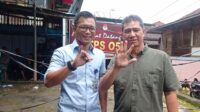 Gunakan Hak Pilih Di TPS 05 Kelurahan Dempo Makmur Kajari Pagar Alam Fajar Mufti Tunjukkan Jari Yang Di Celup Tinta.