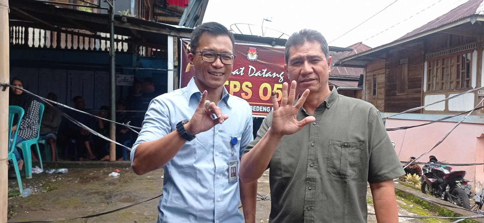 Gunakan Hak Pilih Di TPS 05 Kelurahan Dempo Makmur Kajari Pagar Alam Fajar Mufti Tunjukkan Jari Yang Di Celup Tinta.