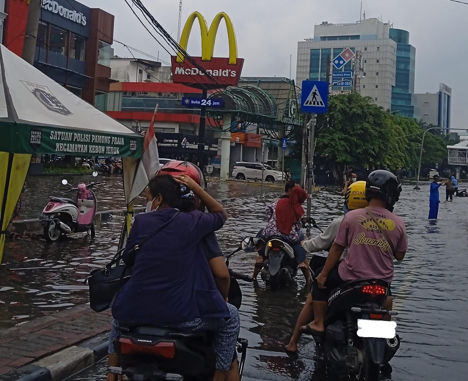 Ujan Deras di wilayah jakarta mengakibatkan Ruas jalan Panjang Green Garden Tergenang Banjir
