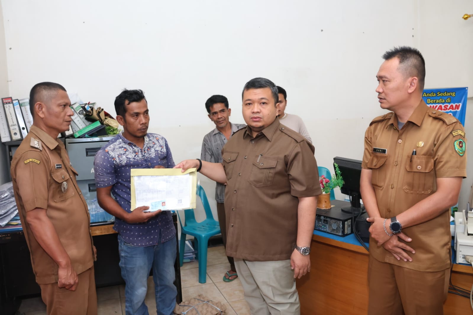 Bupati Tapsel Santuni Keluarga Korban Kebakaran di Angkola Barat