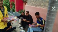 Mahasiswa NTT Menggelar Aksi Bagi Selebaran Ajakan Kepada Masyarakat Menolak Politik Dinasti