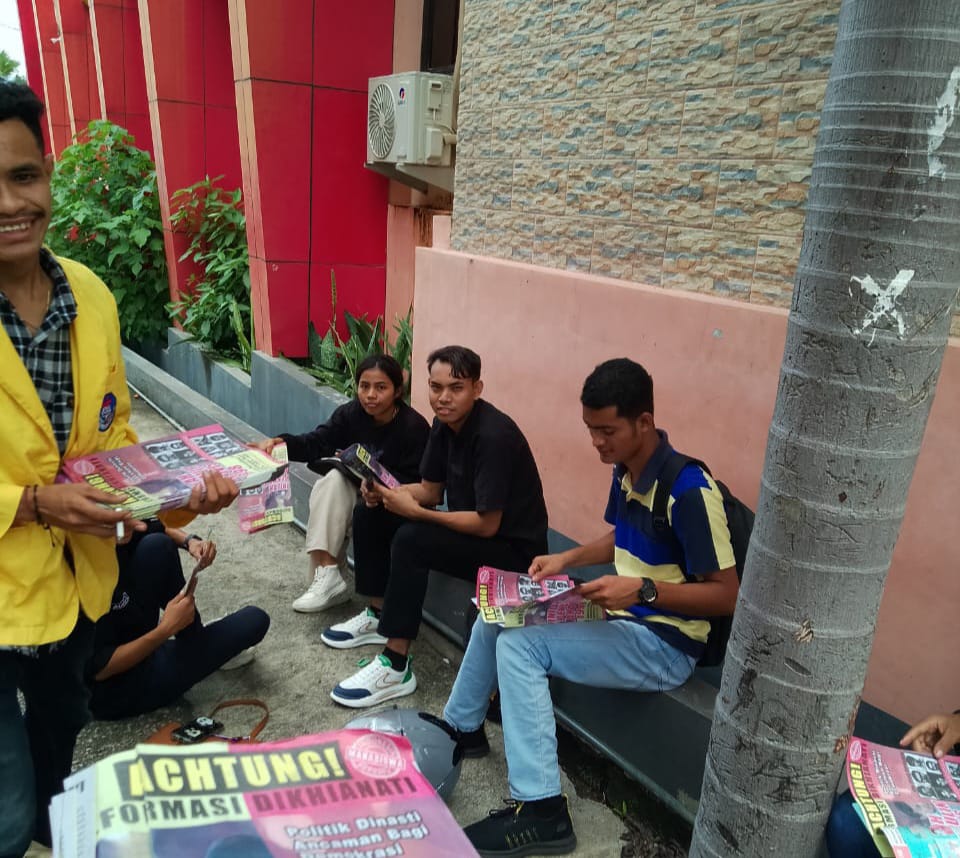 Mahasiswa NTT Menggelar Aksi Bagi Selebaran Ajakan Kepada Masyarakat Menolak Politik Dinasti