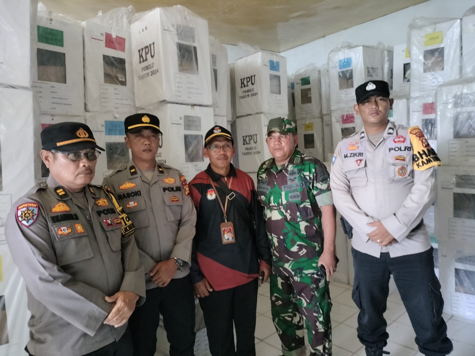 Pamatwil Polres Meranti Memastikan Keamanan Pemilu, TPS Kecamatan Tasik Putri Puyu