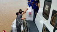 Akibat Banjir, Kota Suara Pemilu Diangkut Menggunakan Kapal Patroli Polairud Polda Jambi