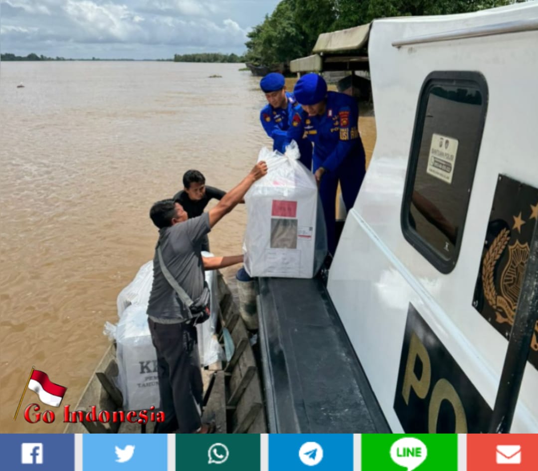 Akibat Banjir, Kota Suara Pemilu Diangkut Menggunakan Kapal Patroli Polairud Polda Jambi