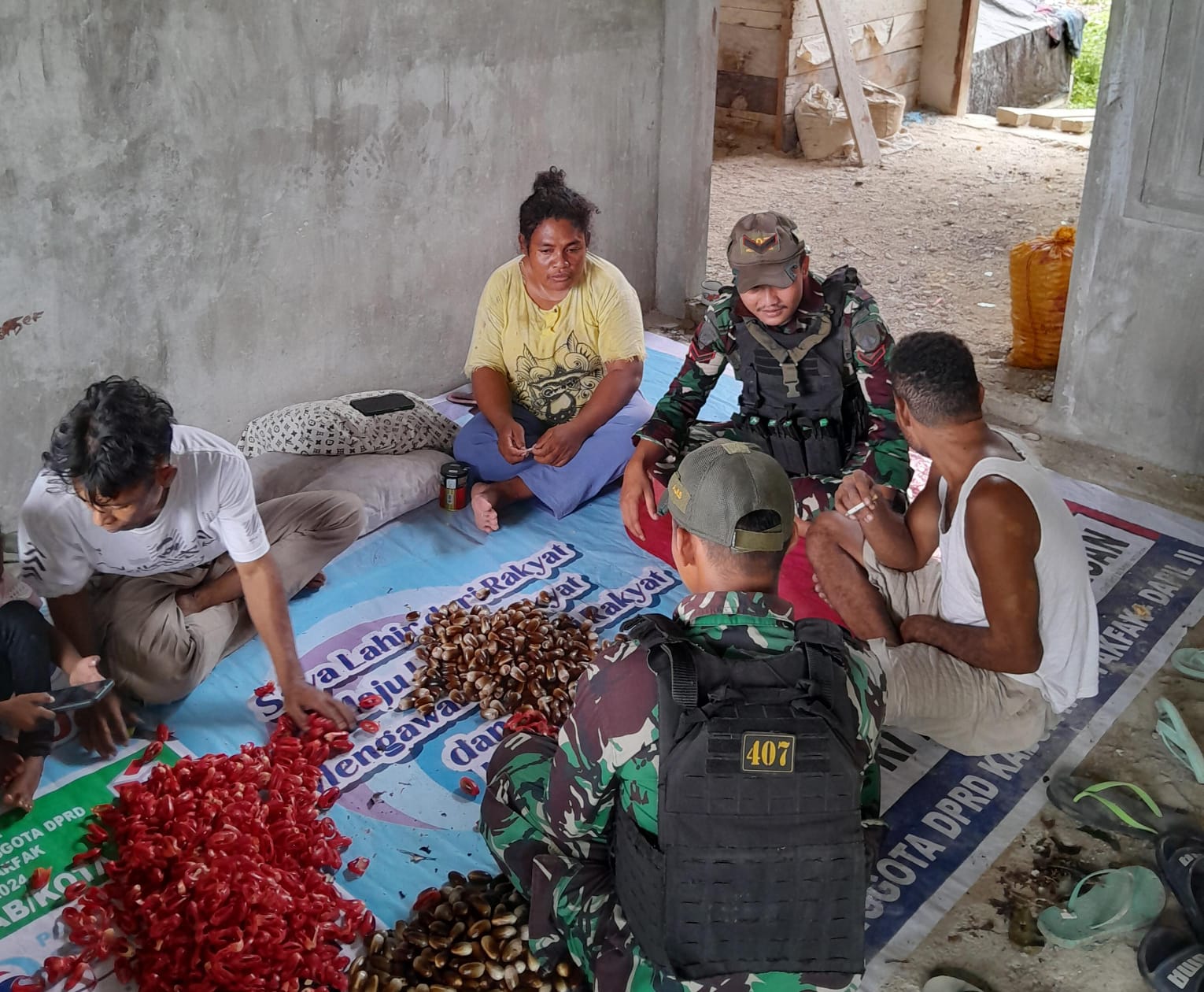 TNI Satgas Yonif 407/PK Laksanakan Komsos Dalam Rangka Kedekatan TNI Bersama Rakyat