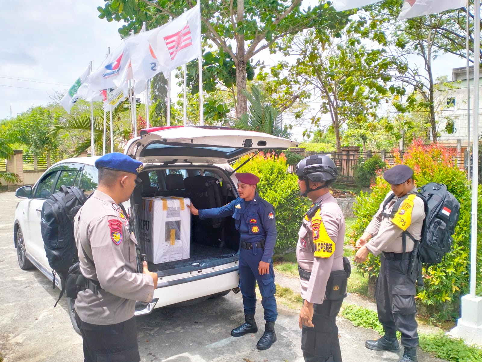 Polres Meranti Kawal Pendistribusian Logistik PSU Pemilu 2024 di Desa Sungai Tohor