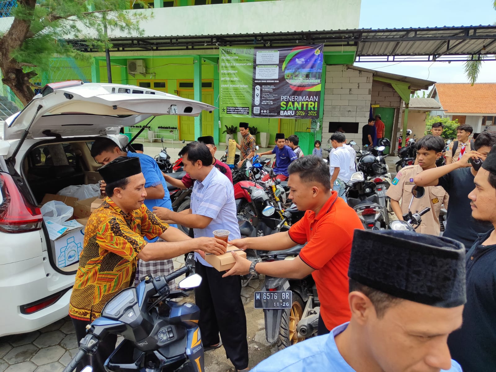 Melalui Program Jum'at Berkah Pegadaian Kanwil XII, Bagikan Ribuan Makanan Siap Saji Kepada Masyarakat