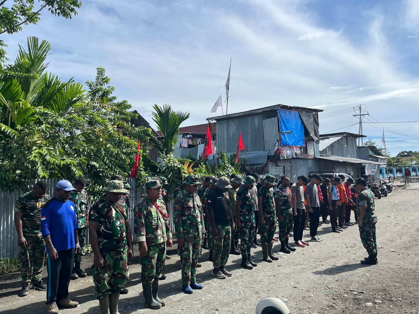 Gabungan TNI / Polri Bersama Masyarakat Laksanakan Giat Kerja Bakti di Manokwari Selatan