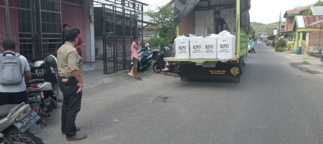 Tiba di Daratan Ibukota Benteng Logistik Pemilu Kecamatan Takabonerate Diterima Ketua KPU Selayar