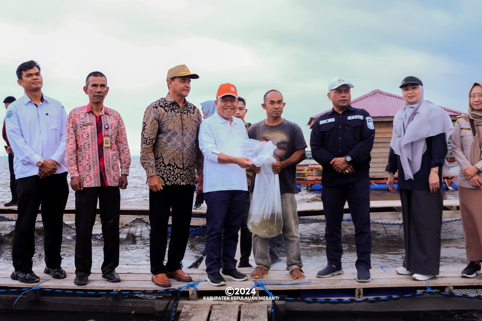 Pemkab Meranti Tebar Ribuan Benih Kakap Putih di Rangsang Barat