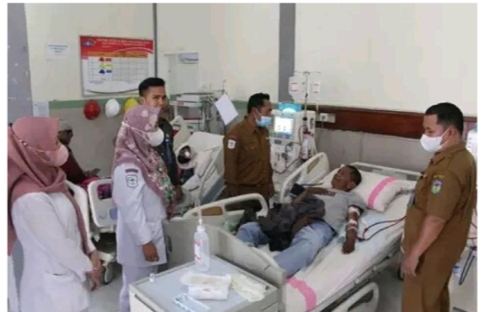 Direktur RSUD MHAT Kota Sungai Penuh dr. H. Iwan Suwindra. Sp. B. MKM Sapa Pasien Hemodialisis