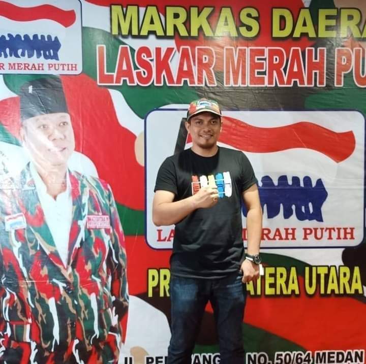 *Ketua LMP MADINA : Usut Tuntas Dugaan Kelalaian PT.SMGP* GoIndonesia.com l MANDAILING NATAL, Sabtu,24-02-2024. Ketua Markas Cabang Laskar Merah Putih ( LMP ) Kabupaten Mandailing Natal Andris Sumarlin Mengecam Keras terkait Kejadian yang dialami masyarakat di Desa Sibanggor, Kecamatan Puncak Sorik Marapi, Mandailing Natal pada hari Kamis malam kemarin (22/02/2024). Menurut Andris Nasution ,PT Sorik Marapi Geothermal Power ( SMGP) kembali memunculkan kepanikan pada masyarakat khususnya masyarakat Yang Menetap di sekitar PT SMGP Karena tepat pada hari Kamis tanggal 22 -02 -2024 kemarin Pihak PT SMGP Melakukan kegiatan well test di wellpad V ( Viktoria) di desa sibanggor Julu Kecamatan Puncak Sorik Marapi "Kepanikan diduga disebabkan oleh perusahaan pembangkit listrik tenaga Panas Bumi ini karena kuat dugaan di sebabkan Paparan gas berbahaya H2S yang telah Dialami oleh sekitar 80 orang masyarakat di desa Sibanggor Julu dan sekitarnya banyak yang mengalami Muntah Muntah pusing malah mengalami Pingsan di larikan ke RSUD Panyabungan dan Rumah Sakit Permata Madina Untuk mendapatkan Perawatan" Ungkap Andris Nasution, Dikatakan Andrez, Hal ini tentunya adalah Ancaman keras yang Sangat membahayakan bagi masyarakat yang tinggal di Sekitar PT SMGP Kecamatan Puncak Sorik Marapi Kabupaten Mandailing Natal. Menurutnya, Langkah yang paling penting diambil oleh pemerintah Mandailing Natal dan pemerintah pusat adalah sikap tegas untuk Evaluasi besar besaran dan jika memungkinkan untuk menghentikan operasi dari PT. Sorik Marapi Geothermal Power (SMGP). Lebih lanjut, Andris Nasution juga mendesak POLDA Sumatera Utara khususnya Polres Madina untuk Usut Tuntas Dugaan Kuat Kelalaian Pihak PT SMGP karena kejadian yang sama terus menerus berulang menimpa masyarakat yang tinggal di sekitar PT SMGP . "Jika tidak ada bentuk Komitmen atau Jaminan Kesehatan dan Keselamatan bagi masyarakat lebih baik tutup saja PT SMGP," pungkasnya.(*) Saptu,24/02/2024 Sumber : Teks Rilis Magrifatulloh .