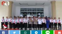 Personil Ditresnarkoba Terima Penghargaan dari Kapolda Jambi Editor : Benny JAMBI I Goindonesia.id - Kapolda Jambi Irjen Rusdi Hartono kembali memberikan apresiasi berupa penghargaan kepada personel berprestasi. Kali ini, penghargaan diberikan kepada Kabag Wasidik Direktorat Reserse Narkoba (Ditresnarkoba) Polda Jambi AKBP Andi Muh Ihsan Usman, Ps. Kasubdit I Ditresnarkoba Polda Jambi Kompol Yudha Lasmana, beserta 31 personel lainnya. Para personel Ditresnarkoba Polda Jambi tersebut mendapatkan penghargaan setelah berhasil mengungkap kasus peredaran Narkotika jaringan Internasional dengan tersangka warga Negara Iran. Penghargaan diserahkan usai apel pagi di lapangan Hitam Mapolda Jambi, yang dipimpin langsung oleh Kapolda Jambi Irjen Rusdi Hartono. "Kita bersyukur kepada Allah SWT karena diawal hari ini kita masih diberikan kesehatan sehingga masih bisa melaksanakan tugas dan tanggung jawab sebagai anggota Polri," kata Kapolda dalam pengarahannya. "Pada apel pagi kali ini kita telah memberikan penghargaan kepada rekan-rekan kita yang telah berhasil mengungkap peredaran Narkoba cair, karena saya tahu prosesnya panjang dan memerlukan pikiran, tenaga hingga hasilnya maksimal," terangnya. Irjen Rusdi Hartono menambahkan, sebagai Kapolda Jambi Beliau sangat menghormati dan menghargai prestasi apapun yang telah dibuat oleh personel. "Penghargaan ini tentunya menjadi cerminan bagi kita semua, memompa semangat kita semua untuk bekerja dengan baik," ujarnya. "Mari kita sama-sama menghargai satu dan lainnya, semoga itu semua bisa menjadi pencerahan bagi kita semua," lanjut Kapolda. Pada kesempatan tersebut Irjen Rusdi Hartono juga mengingatkan kepada seluruh personel untuk tidak melakukan pelanggaran. "Kita tidak akan ragu untuk memberikan tindakan dan ini berlaku bagi seluruh personel Polda Jambi," tutupnya.(*) Dewan Redaksi