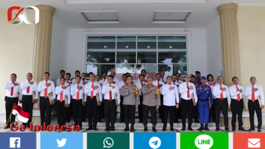Personil Ditresnarkoba Terima Penghargaan dari Kapolda Jambi Editor : Benny JAMBI I Goindonesia.id - Kapolda Jambi Irjen Rusdi Hartono kembali memberikan apresiasi berupa penghargaan kepada personel berprestasi. Kali ini, penghargaan diberikan kepada Kabag Wasidik Direktorat Reserse Narkoba (Ditresnarkoba) Polda Jambi AKBP Andi Muh Ihsan Usman, Ps. Kasubdit I Ditresnarkoba Polda Jambi Kompol Yudha Lasmana, beserta 31 personel lainnya. Para personel Ditresnarkoba Polda Jambi tersebut mendapatkan penghargaan setelah berhasil mengungkap kasus peredaran Narkotika jaringan Internasional dengan tersangka warga Negara Iran. Penghargaan diserahkan usai apel pagi di lapangan Hitam Mapolda Jambi, yang dipimpin langsung oleh Kapolda Jambi Irjen Rusdi Hartono. "Kita bersyukur kepada Allah SWT karena diawal hari ini kita masih diberikan kesehatan sehingga masih bisa melaksanakan tugas dan tanggung jawab sebagai anggota Polri," kata Kapolda dalam pengarahannya. "Pada apel pagi kali ini kita telah memberikan penghargaan kepada rekan-rekan kita yang telah berhasil mengungkap peredaran Narkoba cair, karena saya tahu prosesnya panjang dan memerlukan pikiran, tenaga hingga hasilnya maksimal," terangnya. Irjen Rusdi Hartono menambahkan, sebagai Kapolda Jambi Beliau sangat menghormati dan menghargai prestasi apapun yang telah dibuat oleh personel. "Penghargaan ini tentunya menjadi cerminan bagi kita semua, memompa semangat kita semua untuk bekerja dengan baik," ujarnya. "Mari kita sama-sama menghargai satu dan lainnya, semoga itu semua bisa menjadi pencerahan bagi kita semua," lanjut Kapolda. Pada kesempatan tersebut Irjen Rusdi Hartono juga mengingatkan kepada seluruh personel untuk tidak melakukan pelanggaran. "Kita tidak akan ragu untuk memberikan tindakan dan ini berlaku bagi seluruh personel Polda Jambi," tutupnya.(*) Dewan Redaksi