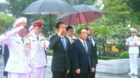Hari Ini,Presiden Jokowi Kunjungi Monumen Pahlawan dan Mausoleum Ho Chi Minh di Hanoi