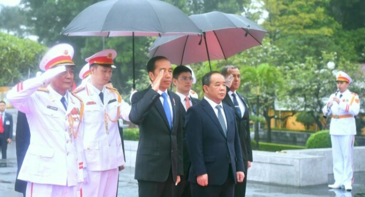 Hari Ini,Presiden Jokowi Kunjungi Monumen Pahlawan dan Mausoleum Ho Chi Minh di Hanoi