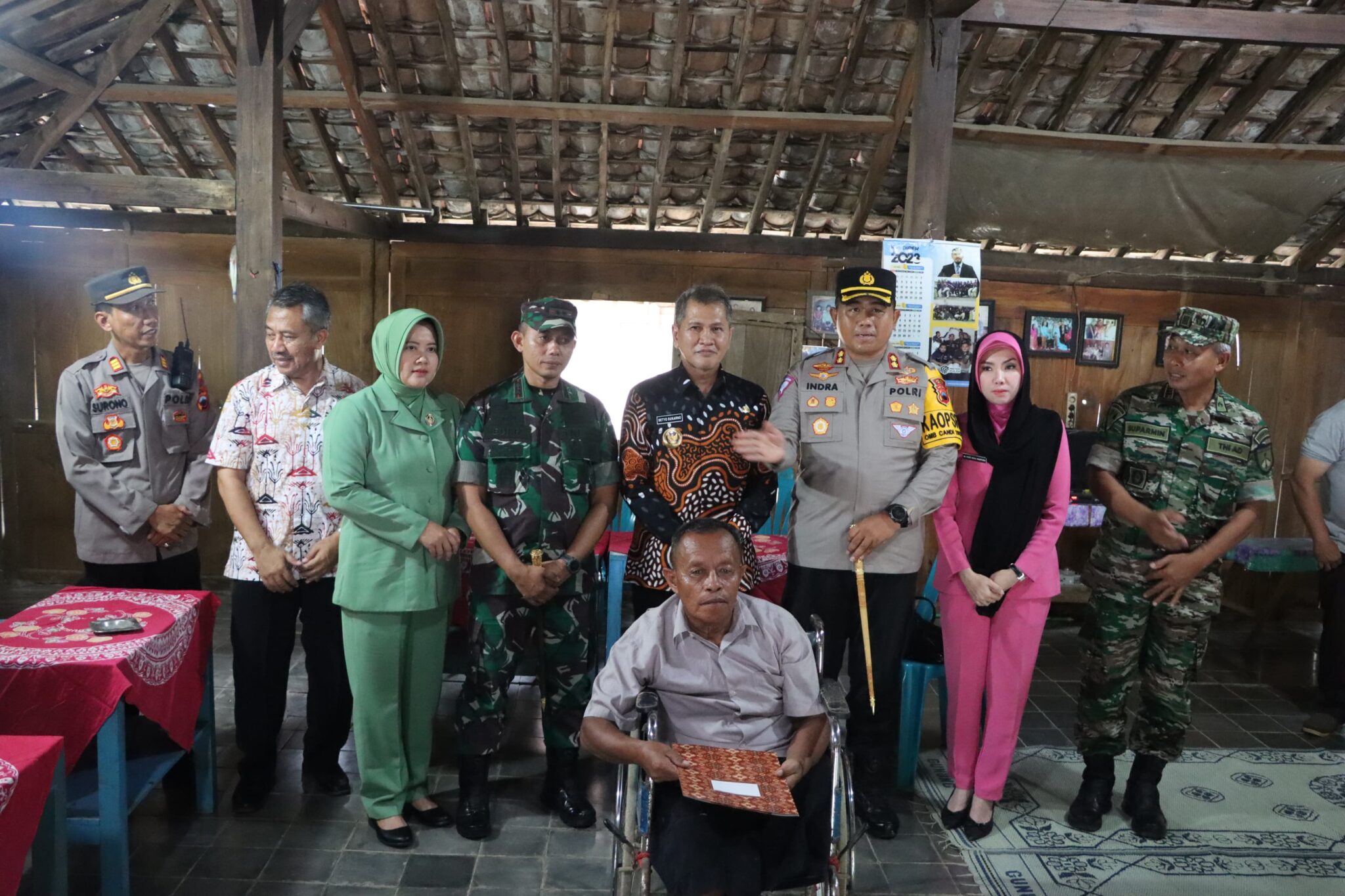 Kapolres Klaten Bersama Sejumlah PJU Polres Klaten Melaksanakan Takziah Kerumah duka anggota PPS Dan Linmas Saat Bertugas Di Pemilu 2024