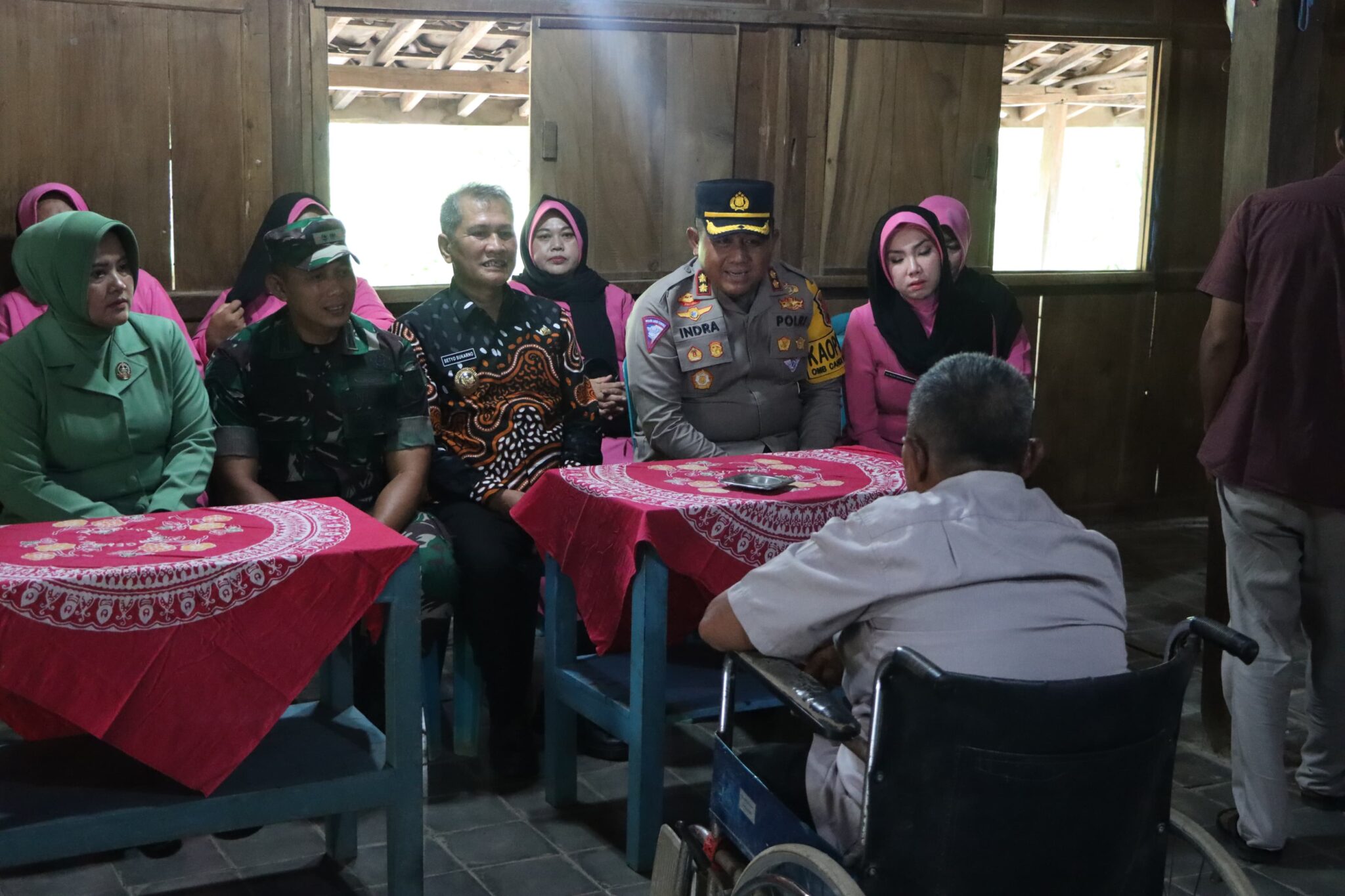 Kapolres Klaten Bersama Sejumlah PJU Polres Klaten Melaksanakan Takziah Kerumah duka anggota PPS Dan Linmas Saat Bertugas Di Pemilu 2024
