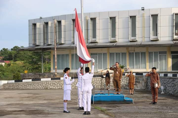 Sekda Nias Utara Bertindak Sebagai Pemimpin Upacara Kenaikan Bendera Merah Putih Di Lingkup Pemkab Nias Utara