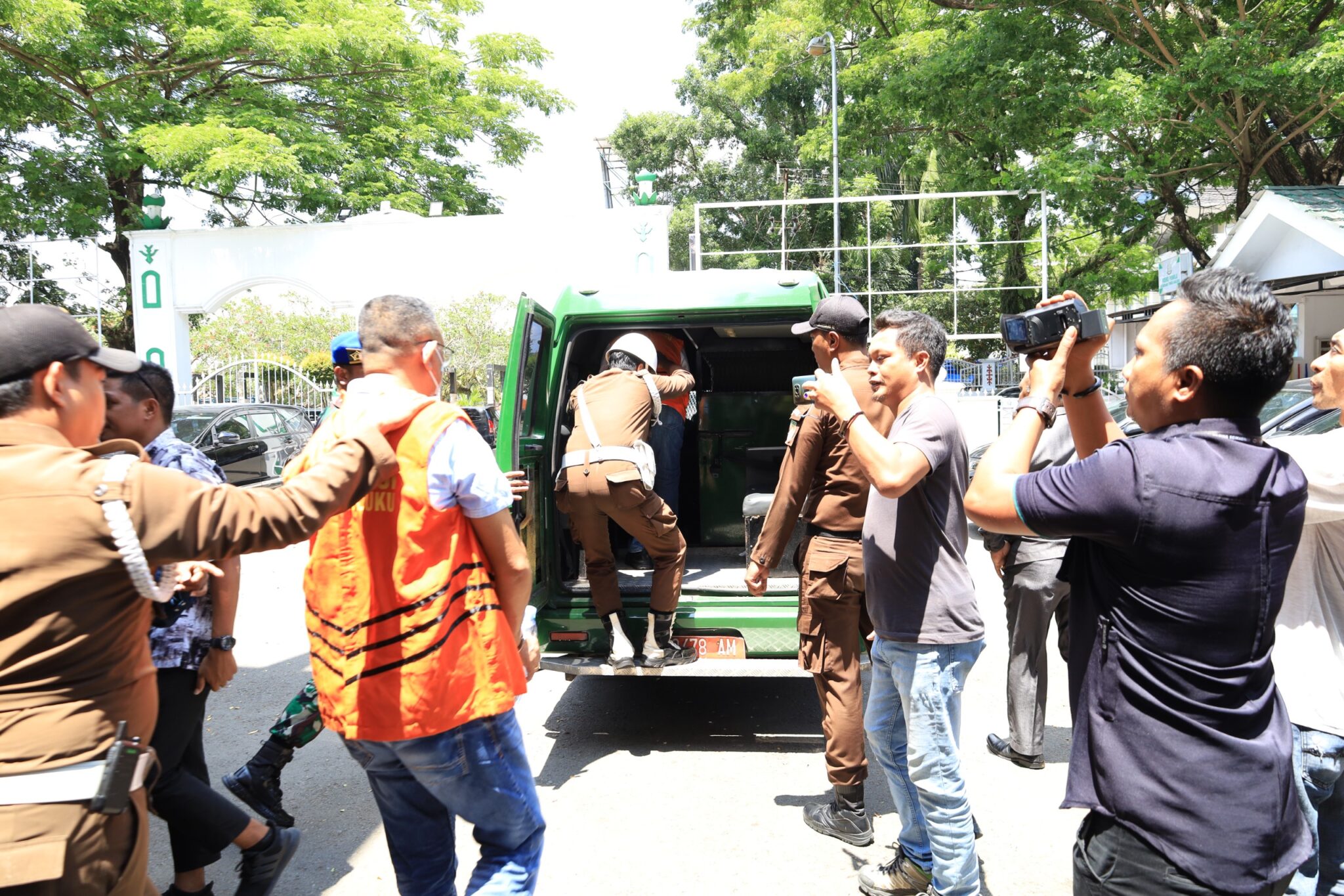 Penyerahan Tahap II dan Penahan Tersangka Dalam Perkara Tipikor Perjalanan Dinas pada Sekretariat Daerah Kabupaten Kepulauan Tanimbar 