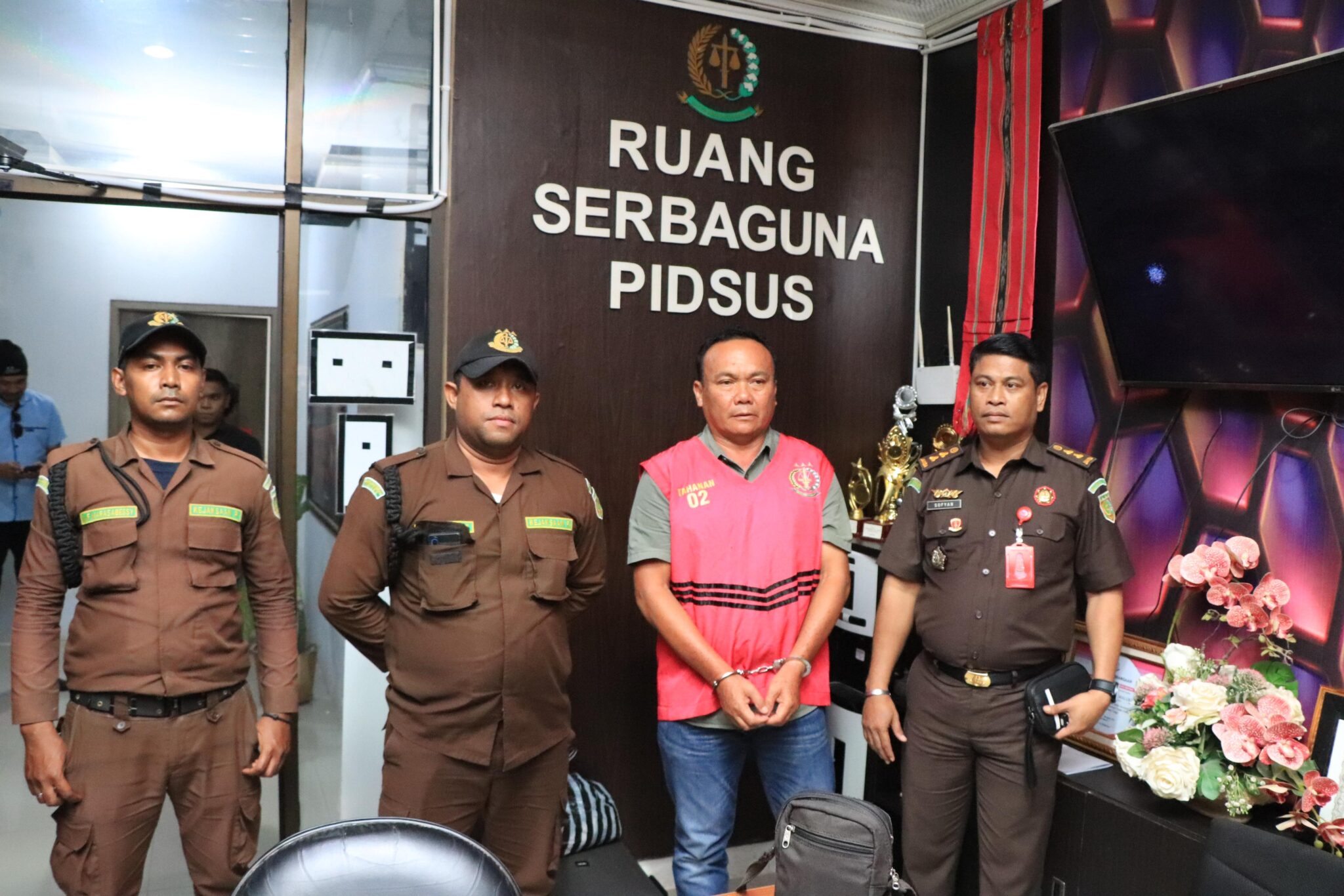https://harianteks.com/penangkapan-dan-penahanan-kontraktor-permbangunan-pasar-langgur-kabuten-maluku-tenggara/