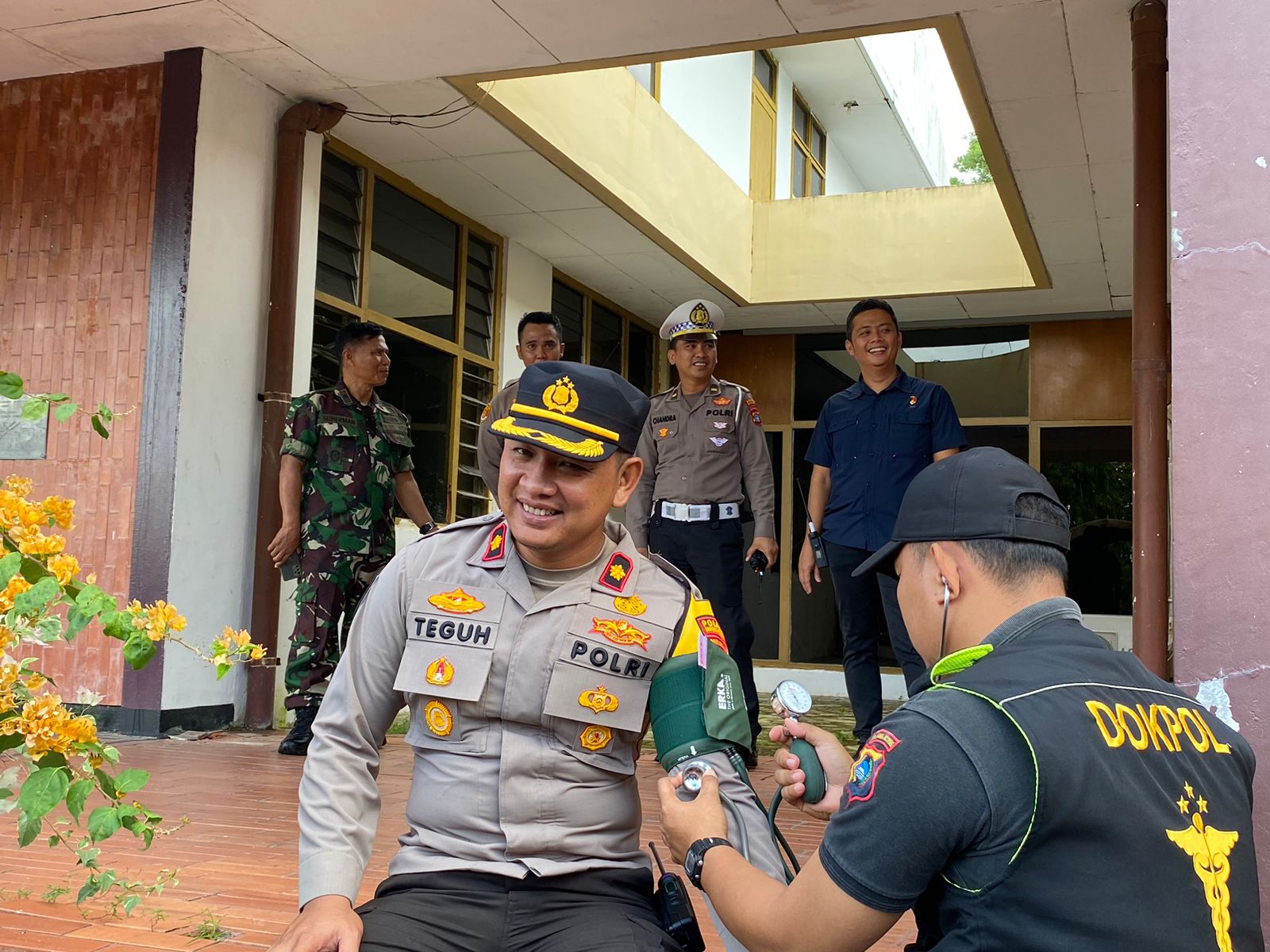 Sidokes Polres Bangka Barat Jaga Kesehatan Personil Pengamanan Rapat Pleno