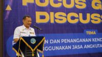 HarianTeks.com l JAKARTA (1/3) - Seiring dengan meningkatnya permintaan kendaraan listrik di Indonesia yang sebagian besar dikirim melalui jasa angkutan penyeberangan, perlu perhatian dan upaya khusus agar mewujudkan aspek keselamatan pelayaran saat mengangkut kendaraan listrik. Hal tersebut disampaikan Direktur Transportasi Sungai, Danau dan Penyeberangan, Lilik Handoyo dalam sambutannya pada kegiatan Focus Group Discussion "Pengaturan dan Penanganan Kendaraan Listrik yang Akan Menggunakan Jasa Angkutan Penyeberangan" di Jakarta, Kamis (29/2) kemarin. "Seperti kejadian beberapa kapal penyeberangan yang mengangkut kendaraan listrik, adanya muatan yang terbakar pada saat mengangkut kendaraan listrik yang bersumber dari baterainya," ujar Lilik. Lebih lanjut Ia menyampaikan perlunya ada regulasi yang mengatur pengangkutan serta penanganan kendaraan bermotor listrik berbasis baterai sehingga dapat mencegah atau meminimalisir risiko terjadinya musibah kecelakaan kapal saat pengangkutan kendaraan listrik. "Kami berharap dengan adanya kegiatan FGD seperti ini dapat menjadi perhatian bersama dan menambah wawasan dalam penyusunan regulasi terkait pengaturan dan penanganan pengangkutan kendaraan listrik dengan angkutan penyeberangan," ungkapnya. Pada kesempatan yang sama, Kasubdit Pengendalian Operasional Sungai, Danau dan Penyeberangan, Capt Bintang Novi mengatakan harapannya melalui FGD yang diselenggarakan secara hybrid ini agar mendapat masukan seluruh stakeholders demi memperkaya substansi regulasi tentang pengaturan dan penanganan kendaraan listrik baik di pelabuhan penyeberangan sampai dengan pemuatan di atas kapal penyeberangan. "Diharapkan semua stakeholders yang hadir dapat memberi masukan demi mewujudkan keselamatan pelayaran khususnya pada saat mengangkut kendaraan listrik. Adapun narasumber pada FGD ini terdiri dari 5 orang yang sangat ahli di bidangnya," paparnya. Narasumber tersebut antara lain Praktisi Kemaritiman, Capt Indra Priyatna, Plt. Ketua Sub-Komite Investigasi Kecelakaan Pelayaran KNKT, Capt. Anggiat Pandiangan, M.Mar, Divisi Research and Development PT. Biro Klasifikasi Indonesia (Persero), Bapak Rizqi Fitra H, S.T,M.T, Kepala Departemen Teknik Transportasi Laut ITS, DR.-Ing Ir Setyo Nugroho, serta General Manager Operations at AMSA, Allan Schwartz. Turut hadir pada kegiatan ini Direktur Pengelolaan Armada Kapal Riset BRIN, Ketua Mahkamah Pelayaran, Kepala Pusat Kebijakan Sarana Transportasi Badan Kebijakan Transportasi, Direktur Lalu Lintas, Direkur Angkutan Jalan, Direktur Sarana Transportasi Jalan, Direktur Perkapalan dan Kepelautan Ditjen Perhubungan Laut, Direktur Kesatuan Penjagaan Laut dan Pantai Ditjen Perhubungan Laut, Kepala Balai Pengujian Laik Jalan dan Sertifikasi Kendaraan Bermotor, Para Kasubdit di Lingkungan Direktorat Transportasi SDP, Direktur Utama PT. ASDP Indonesia Ferry (Persero), Direktur Utama PT. Biro Klasifikasi Indonesia (Persero), Para General Manager PT. ASDP IF, Ketua Umum DPP GAPASDAP, Ketua Umum DPP INFA, Ketua Umum DPP APTRINDO, Direktur PT. AMSAT International Country Representative, Pimpinan PT. Hartindo Chemicatama Industries (Persero), Pimpinan PT. Semangat Maritim Indonesia. (ALV/WBW/AZN)(*) Reporter : Iskandar Sumber : KEPALA BAGIAN HUKUM DAN HUMAS DITJEN PERHUBUNGAN DARAT Aznal S.H.,M.H.