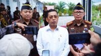 Wakil Jaksa Aqung Dr. Sunarta memberikan pengarahan saat melakukan sosialisasi internalisasi kegiatan reformasi birokrasi di wilayah hukum Kejaksaan Tinggi Kalimantan Tengah