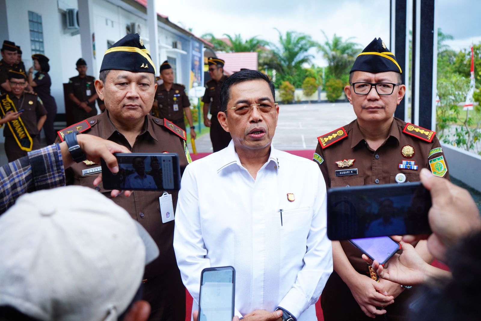 Wakil Jaksa Aqung Dr. Sunarta memberikan pengarahan saat melakukan sosialisasi internalisasi kegiatan reformasi birokrasi di wilayah hukum Kejaksaan Tinggi Kalimantan Tengah