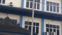 Bendera Kusam dan Robek Masih Berkibar di Kampus Atma Luhur(AMIK) Pangkal Pinang