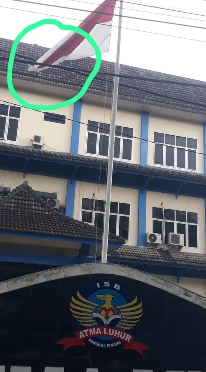 Bendera Kusam dan Robek Masih Berkibar di Kampus Atma Luhur(AMIK) Pangkal Pinang