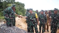 Jabatan Tangan Mayjen TNI M. Zulkifli sebagai Wujud Spirit Tambahan kepada Anggota Satgas TMMD Kodim 0426/Tulang Bawang