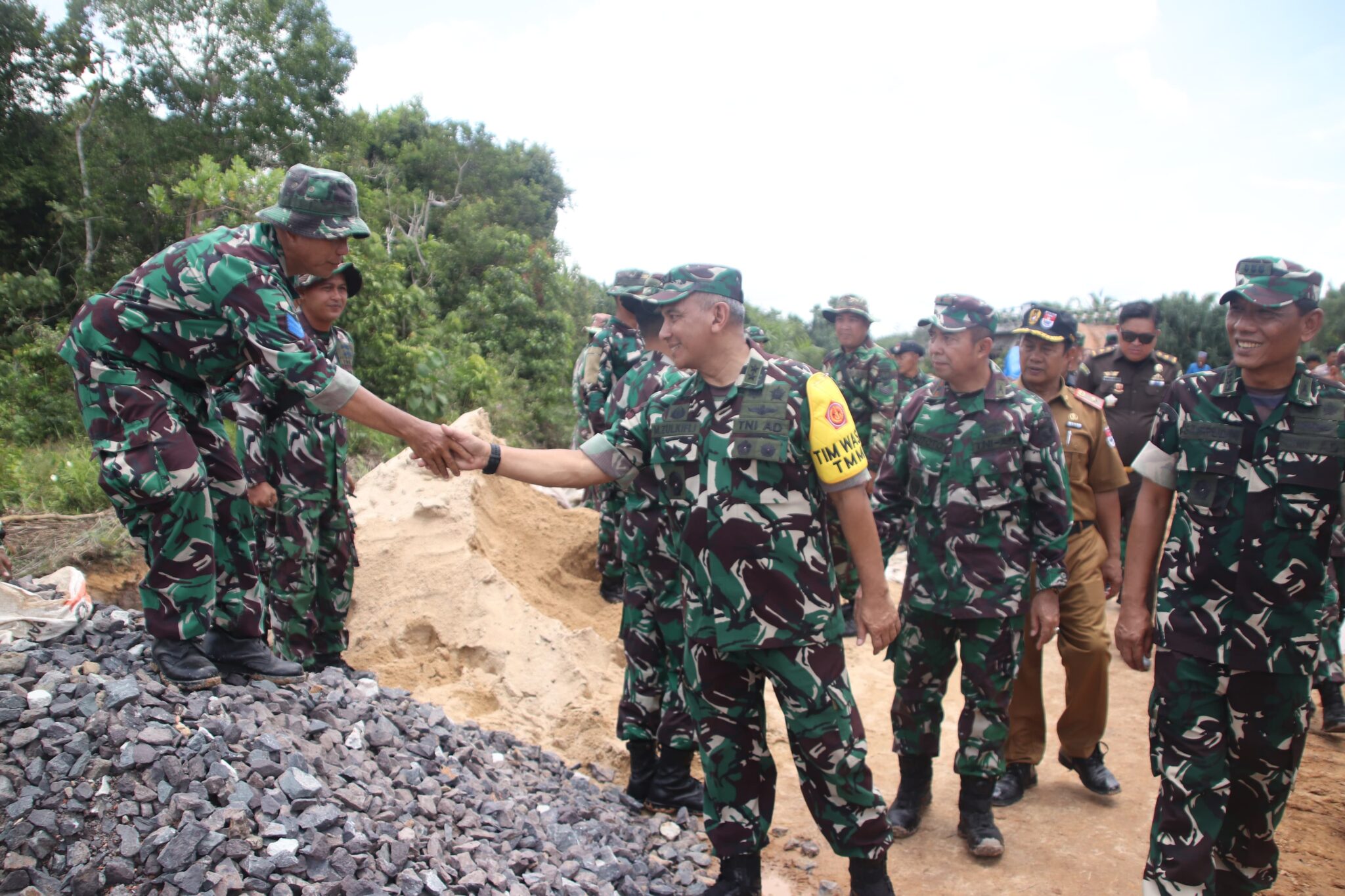 Jabatan Tangan Mayjen TNI M. Zulkifli sebagai Wujud Spirit Tambahan kepada Anggota Satgas TMMD Kodim 0426/Tulang Bawang