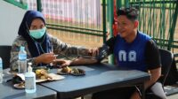 Polres Gresik Gelar Tes Kesamaptaan Jasmani Pastikan Kebugaran Personel GRESIK - Polres Gresik menggelar Tes Kesamaptaan Jasmani (TKJ) Semester I Tahun 2024 bagi Personil Polres dan Polsek Jajaran Polres Gresik bertempat di Stadion Petrokimia Gresik. Rabu(05-03-2024). Kegiatan TKJ ini diikuti oleh seluruh personil Polres Gresik baik dari Polres maupun Polsek Jajaran dengan tujuan untuk mengetahui tingkat kebugaran dan kesamaptaan jasmani personil. Adapun beberapa materi yang diujikan dalam TKJ ini antara lain: Lari 12 menit, Push Up, Sit Up, Pull Up, Shuttle Run Sebelum pelaksanaan TKJ, seluruh personil terlebih dahulu melaksanakan pemeriksaan kesehatan oleh tim medis dari Urkes Polres Gresik. Hal ini dilakukan untuk memastikan bahwa personil dalam kondisi yang sehat dan siap untuk mengikuti tes. Kapolres Gresik AKBP Adhitya Panji Anom melalui Kabag SDM Polres Gresik Kompol Dedik Winardi mengatakan bahwa TKJ ini merupakan program rutin yang dilaksanakan oleh Polres Gresik dua kali dalam setahun. "Tujuannya untuk mengetahui tingkat kebugaran dan kesamaptaan jasmani personil. Selain itu, TKJ ini juga untuk meningkatkan kedisiplinan dan semangat personil dalam menjaga kesehatan dan kebugaran tubuhnya," kata Kompol Dedik. Hasil TKJ ini akan dijadikan sebagai salah satu bahan pertimbangan dalam pemberian reward dan punishment bagi personil. Bagi personil yang mendapatkan hasil TKJ dengan nilai yang baik, akan diberikan reward berupa penghargaan atau kenaikan pangkat. Sedangkan bagi personil yang mendapatkan hasil TKJ dengan nilai yang kurang baik, akan diberikan punishment berupa pembinaan fisik dan mental. "Dengan pelaksanaan TKJ ini diharapkan seluruh personil Polres Gresik dapat memiliki tingkat kebugaran dan kesamaptaan jasmani yang prima sehingga dapat melaksanakan tugas dengan baik dan optimal," tukasnya. (Redho)