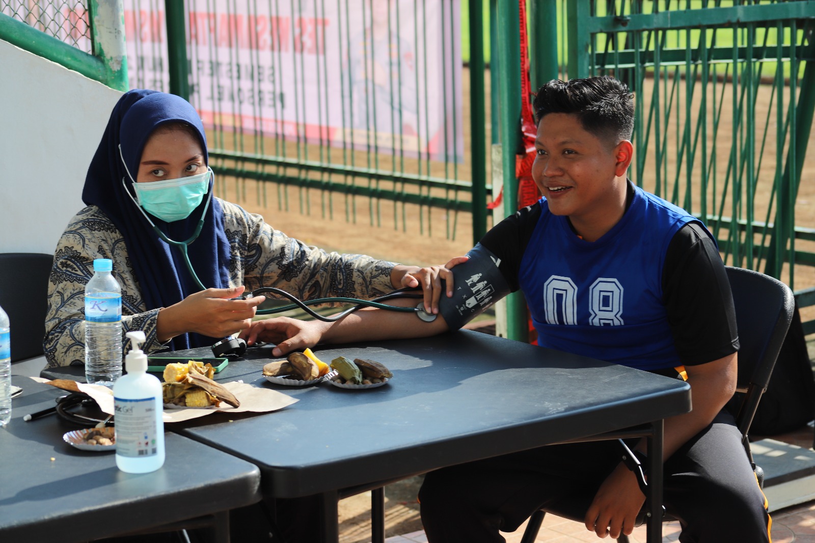 Polres Gresik Gelar Tes Kesamaptaan Jasmani Pastikan Kebugaran Personel GRESIK - Polres Gresik menggelar Tes Kesamaptaan Jasmani (TKJ) Semester I Tahun 2024 bagi Personil Polres dan Polsek Jajaran Polres Gresik bertempat di Stadion Petrokimia Gresik. Rabu(05-03-2024). Kegiatan TKJ ini diikuti oleh seluruh personil Polres Gresik baik dari Polres maupun Polsek Jajaran dengan tujuan untuk mengetahui tingkat kebugaran dan kesamaptaan jasmani personil. Adapun beberapa materi yang diujikan dalam TKJ ini antara lain: Lari 12 menit, Push Up, Sit Up, Pull Up, Shuttle Run Sebelum pelaksanaan TKJ, seluruh personil terlebih dahulu melaksanakan pemeriksaan kesehatan oleh tim medis dari Urkes Polres Gresik. Hal ini dilakukan untuk memastikan bahwa personil dalam kondisi yang sehat dan siap untuk mengikuti tes. Kapolres Gresik AKBP Adhitya Panji Anom melalui Kabag SDM Polres Gresik Kompol Dedik Winardi mengatakan bahwa TKJ ini merupakan program rutin yang dilaksanakan oleh Polres Gresik dua kali dalam setahun. "Tujuannya untuk mengetahui tingkat kebugaran dan kesamaptaan jasmani personil. Selain itu, TKJ ini juga untuk meningkatkan kedisiplinan dan semangat personil dalam menjaga kesehatan dan kebugaran tubuhnya," kata Kompol Dedik. Hasil TKJ ini akan dijadikan sebagai salah satu bahan pertimbangan dalam pemberian reward dan punishment bagi personil. Bagi personil yang mendapatkan hasil TKJ dengan nilai yang baik, akan diberikan reward berupa penghargaan atau kenaikan pangkat. Sedangkan bagi personil yang mendapatkan hasil TKJ dengan nilai yang kurang baik, akan diberikan punishment berupa pembinaan fisik dan mental. "Dengan pelaksanaan TKJ ini diharapkan seluruh personil Polres Gresik dapat memiliki tingkat kebugaran dan kesamaptaan jasmani yang prima sehingga dapat melaksanakan tugas dengan baik dan optimal," tukasnya. (Redho)