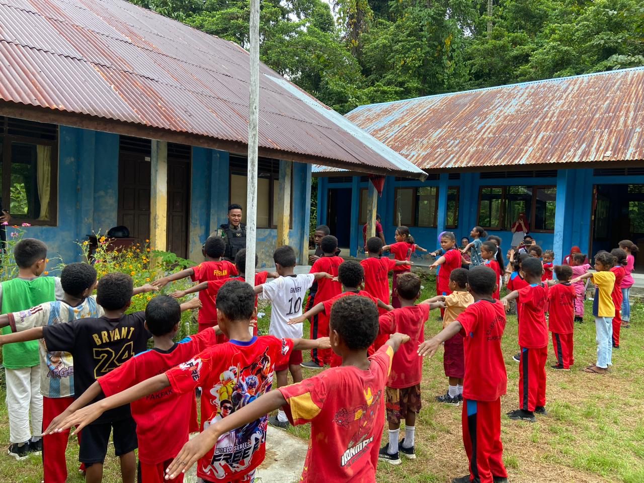 TNI Satgas Dipapua Selain Ditugaskan Untuk Pengamanan, Selaluh Hadir Membantu Sekolah Menjadi Guru