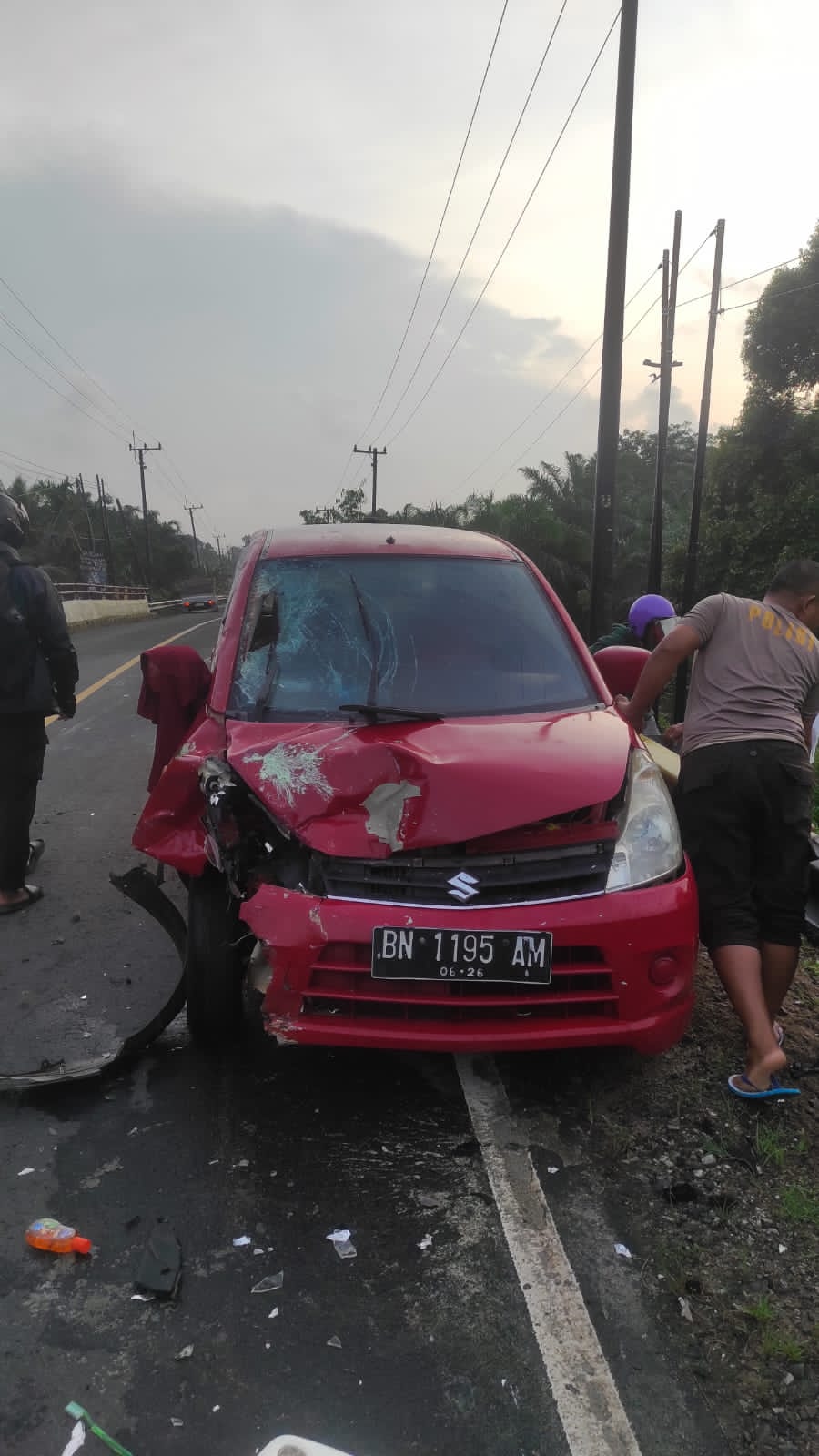Anggota Polres Bangka Barat Evakuasi Kecelakaan Lalu Lintas Di Jalan Raya Pangkal Pinang Muntok Desa Berang