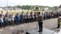 Oprasi Lancang Kuning 2024 Polres Meranti Gaktiplin Kelengkapan Kendaraan Personil Meranti -Gatiplin pengecekan kelengkapan kendaraan Personil Polres Kepulauan Meranti dalam rangka Operasi keselamatan Lancang Kuning 2024,Selasa (05/03/2024). kegiatan Gaktiblin yang di Pimpin langsung oleh WAKA Polres Kepulauan Meranti KOMPOL Dodi Zulkarnain Hasibuan, SE MH dan KABAG OPS Polres Kepulauan Meranti KOMPOL Yudi Setiawan,SH MH didampingi oleh Personil Lantas dan anggota Propam Polres Kepulauan Meranti, Bagi personil yang terjaring dalam kegiatan Gatiplin agar segera melengkapi kendaraannya, dan jika masi ditemukan akan diproses sesuai ketentuan yang berlaku. Selama Kegiatan Gatiplin pengecekan kelengkapan kendaraan Personil Polres Kepulauan Meranti dilaksanakan Situasi terdapat dalam keadaan aman terkendali. Selain itu, sikap dan penampilan personil juga menjadi perhatian dalam kegiatan Gatiplin ini. Propam Polres Meranti memeriksa apakah personil menggunakan pakaian dinas dengan baik, serta menilai keteraturan rambut, kumis, dan jenggot sesuai dengan aturan yang berlaku. dalam arahan WAKA Polres Kepulauan Meranti KOMPOL Dodi Zulkarnain Hasibuan, SE MH, menekankan pentingnya menjaga disiplin dan keteraturan dalam setiap aspek kehidupan seorang anggota kepolisian. Dia mengingatkan bahwa penampilan dan kelengkapan administrasi diri merupakan cerminan dari profesionalisme dan integritas seorang polisi. Para personil yang diperiksa dalam kegiatan Gatiplin ini menyambutnya dengan baik dan menunjukkan kerjasama dalam menjalani pemeriksaan. Mereka menyadari bahwa kepatuhan terhadap aturan dan standar yang ditetapkan. Kegiatan Gatiplin yang dilakukan oleh Polres Meranti bertujuan untuk memastikan bahwa setiap personel Polres Meranti memenuhi standar kelengkapan dan penampilan yang ditetapkan. Dengan adanya kegiatan ini, diharapkan disiplin dan profesionalisme personel dapat terjaga dengan baik, sehingga mampu memberikan pelayanan yang terbaik kepada masyarakat Editor: Abdul Reporter : Adi Sumber : (Humas Polres Meranti)