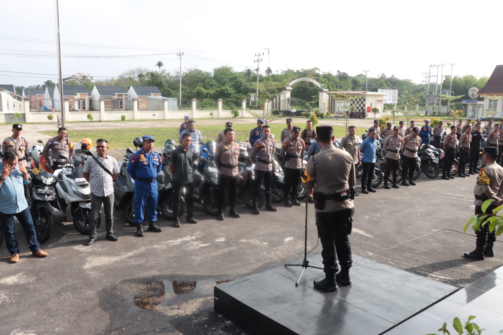 Oprasi Lancang Kuning 2024 Polres Meranti Gaktiplin Kelengkapan Kendaraan Personil Meranti -Gatiplin pengecekan kelengkapan kendaraan Personil Polres Kepulauan Meranti dalam rangka Operasi keselamatan Lancang Kuning 2024,Selasa (05/03/2024). kegiatan Gaktiblin yang di Pimpin langsung oleh WAKA Polres Kepulauan Meranti KOMPOL Dodi Zulkarnain Hasibuan, SE MH dan KABAG OPS Polres Kepulauan Meranti KOMPOL Yudi Setiawan,SH MH didampingi oleh Personil Lantas dan anggota Propam Polres Kepulauan Meranti, Bagi personil yang terjaring dalam kegiatan Gatiplin agar segera melengkapi kendaraannya, dan jika masi ditemukan akan diproses sesuai ketentuan yang berlaku. Selama Kegiatan Gatiplin pengecekan kelengkapan kendaraan Personil Polres Kepulauan Meranti dilaksanakan Situasi terdapat dalam keadaan aman terkendali. Selain itu, sikap dan penampilan personil juga menjadi perhatian dalam kegiatan Gatiplin ini. Propam Polres Meranti memeriksa apakah personil menggunakan pakaian dinas dengan baik, serta menilai keteraturan rambut, kumis, dan jenggot sesuai dengan aturan yang berlaku. dalam arahan WAKA Polres Kepulauan Meranti KOMPOL Dodi Zulkarnain Hasibuan, SE MH, menekankan pentingnya menjaga disiplin dan keteraturan dalam setiap aspek kehidupan seorang anggota kepolisian. Dia mengingatkan bahwa penampilan dan kelengkapan administrasi diri merupakan cerminan dari profesionalisme dan integritas seorang polisi. Para personil yang diperiksa dalam kegiatan Gatiplin ini menyambutnya dengan baik dan menunjukkan kerjasama dalam menjalani pemeriksaan. Mereka menyadari bahwa kepatuhan terhadap aturan dan standar yang ditetapkan. Kegiatan Gatiplin yang dilakukan oleh Polres Meranti bertujuan untuk memastikan bahwa setiap personel Polres Meranti memenuhi standar kelengkapan dan penampilan yang ditetapkan. Dengan adanya kegiatan ini, diharapkan disiplin dan profesionalisme personel dapat terjaga dengan baik, sehingga mampu memberikan pelayanan yang terbaik kepada masyarakat Editor: Abdul Reporter : Adi Sumber : (Humas Polres Meranti)