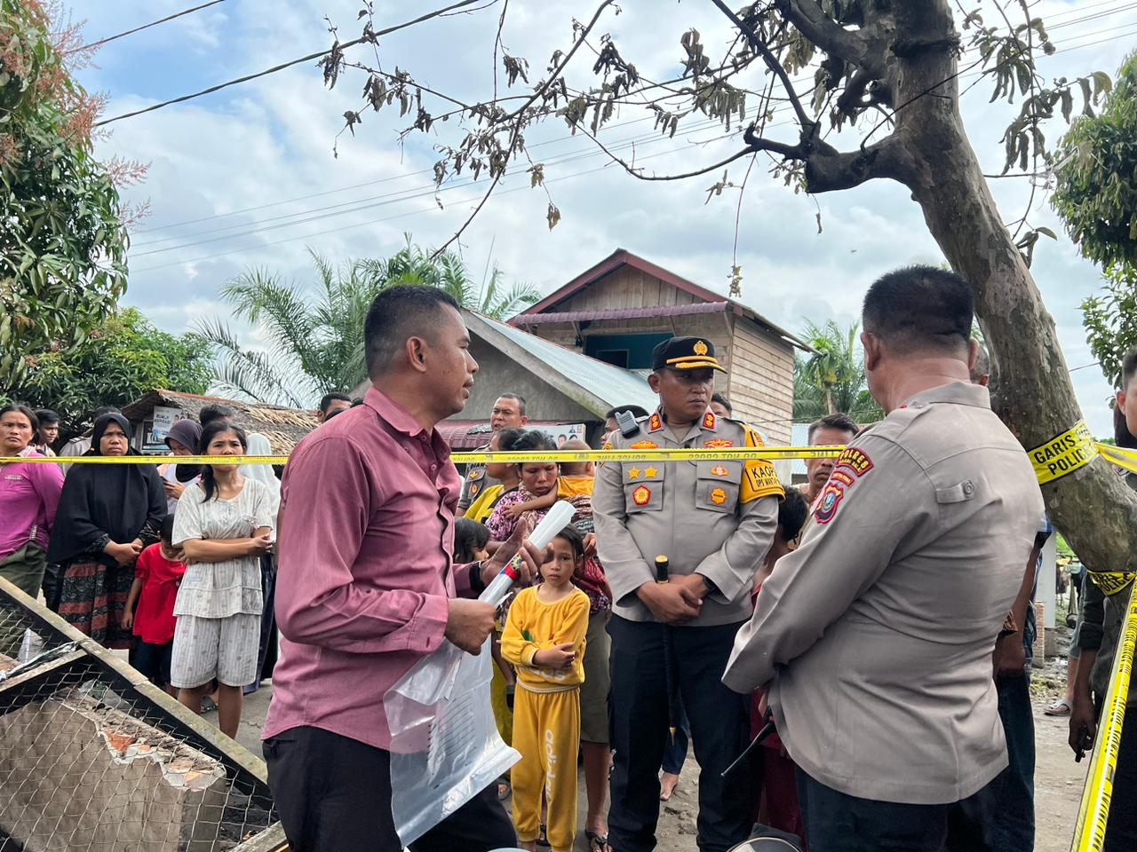 Polres Tanjung Balai Bantu Padamkan Api Kebakaran Tiga Unit Rumah dan Langsung Olah TKP