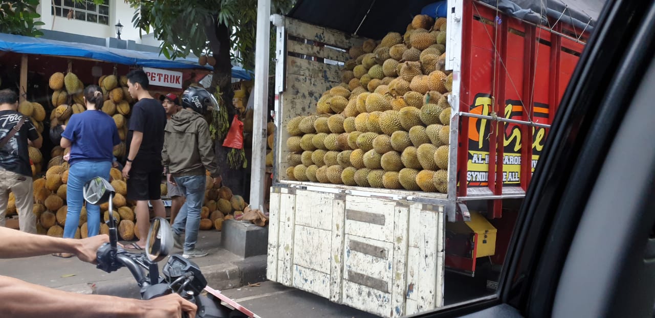 Maraknya Pedagang Kaki Lima yang Nekat Berjualan Di Trotoar Jalan Kedoya Raya, kelurahan Kedoya selatan