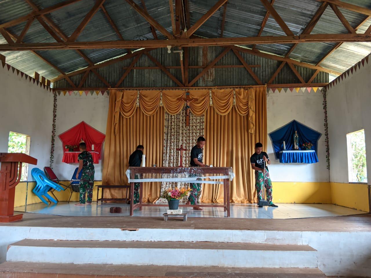 Untuk Ibadah Minggu, Satgas Yonif 623 Bantu Bersihkan dan Siapkan Gereja